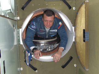 Illustration for article titled Rare Images From Inside a Soyuz During Flight
